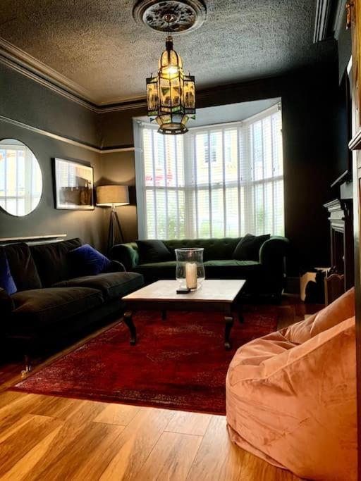 Chic Townhouse Near Tunnels Beaches Ilfracombe Eksteriør billede